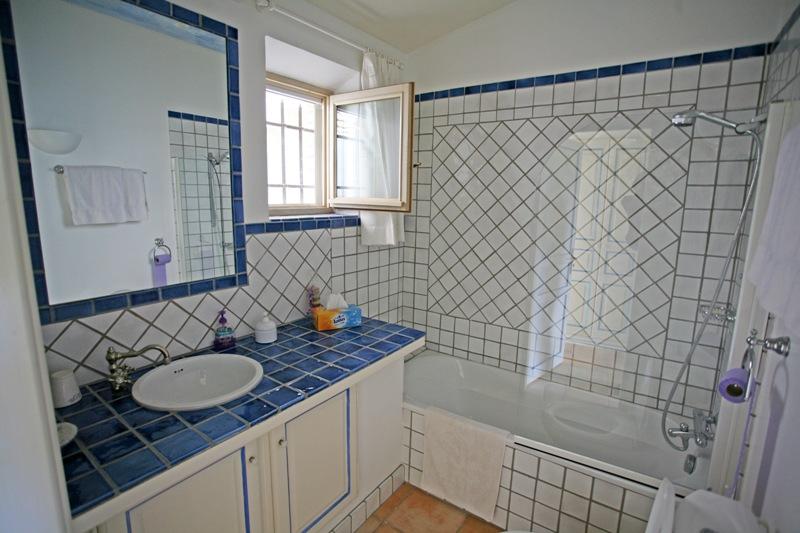 Luberon, maison en pierre de Gordes, possibilité de chambres d'hôtes.